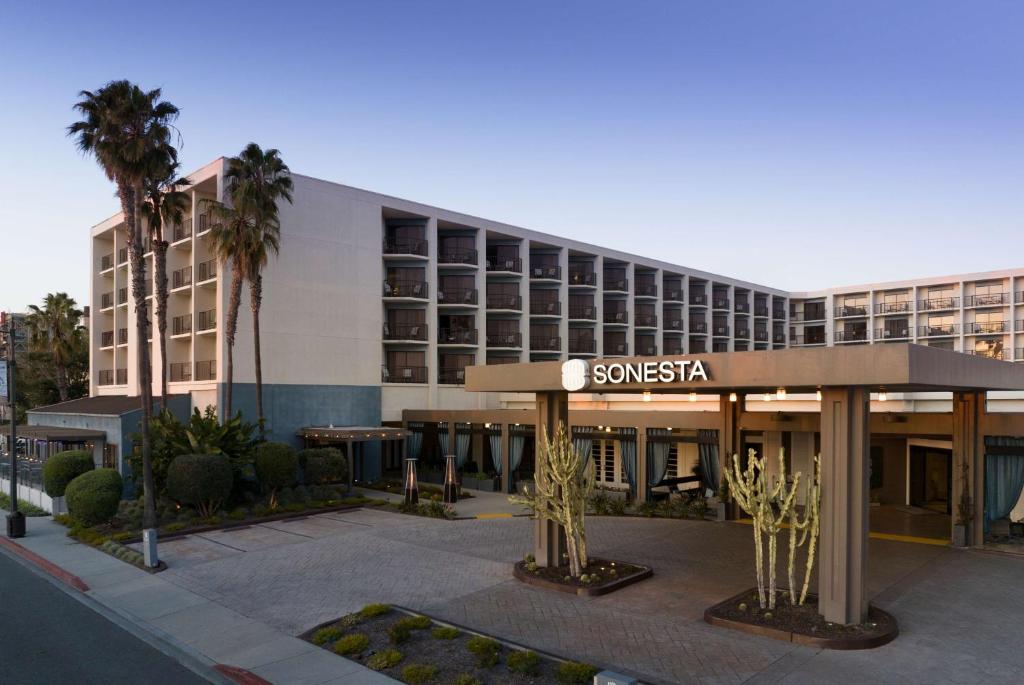 Sonesta Redondo Beach and Marina — Hotel building in Redondo Beach, California