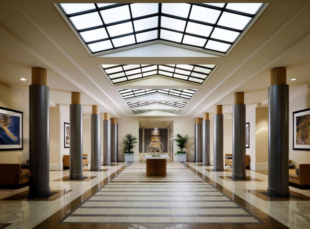 Sonesta Redondo Beach and Marina — Hotel building in Redondo Beach, California