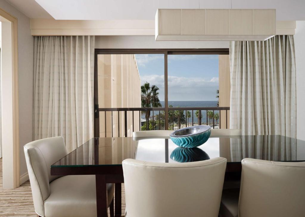 Sonesta Redondo Beach and Marina — Hotel rooms in Redondo Beach, California