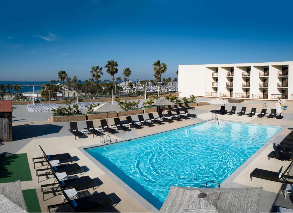 Sonesta Redondo Beach and Marina — Swimming pool in Redondo Beach, California