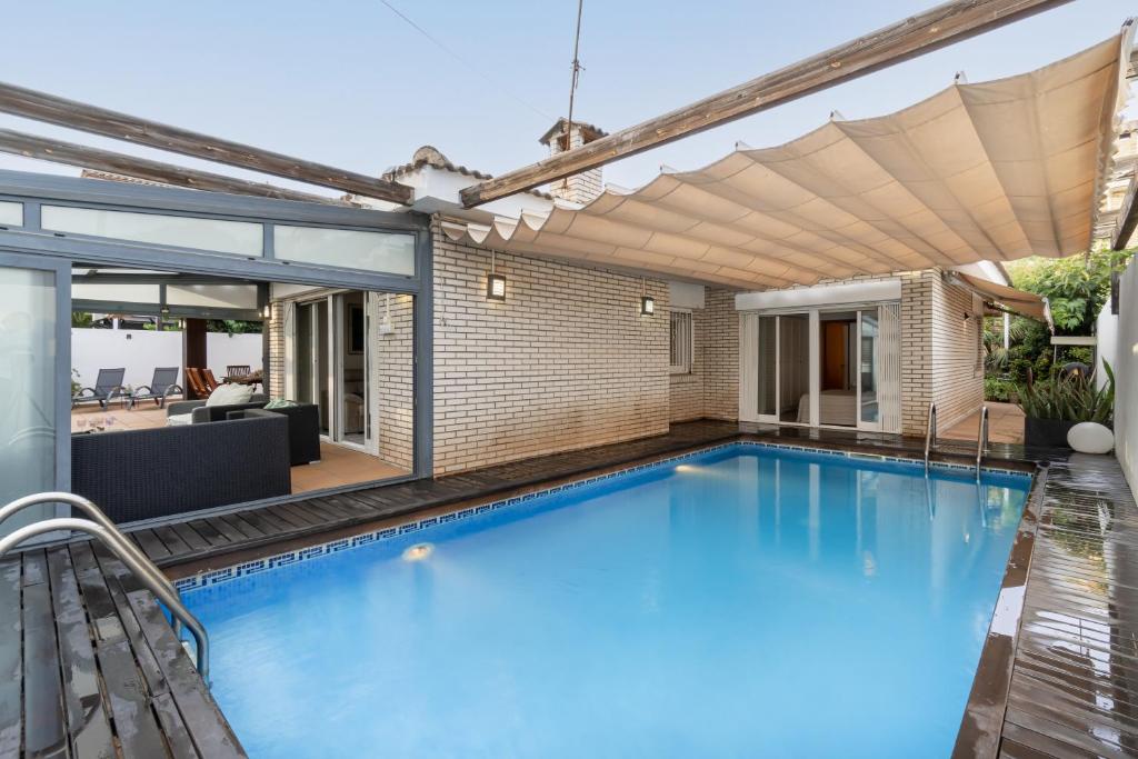 "Charm & Cozy 4BR - 3BA with Pool & Barbecue" - 2