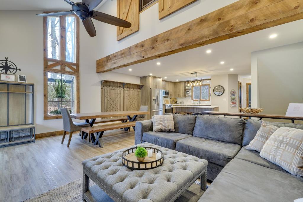 Townhome Less Than 1 Mi to Camelback Mountain Resort