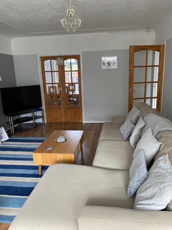 Cumberland Avenue prenton Wirral 3bed detached house with a lovely view looking out on to a field from the rear close to all amenities