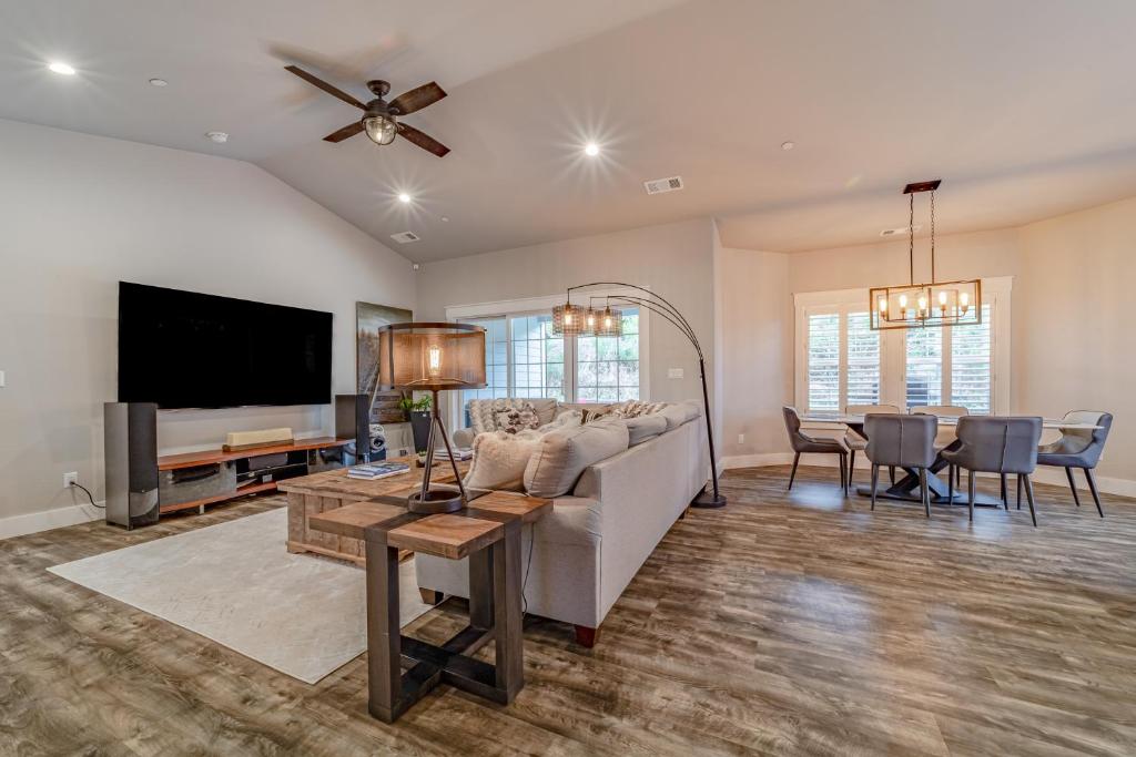 Mojo's Dojo, McKinleyville