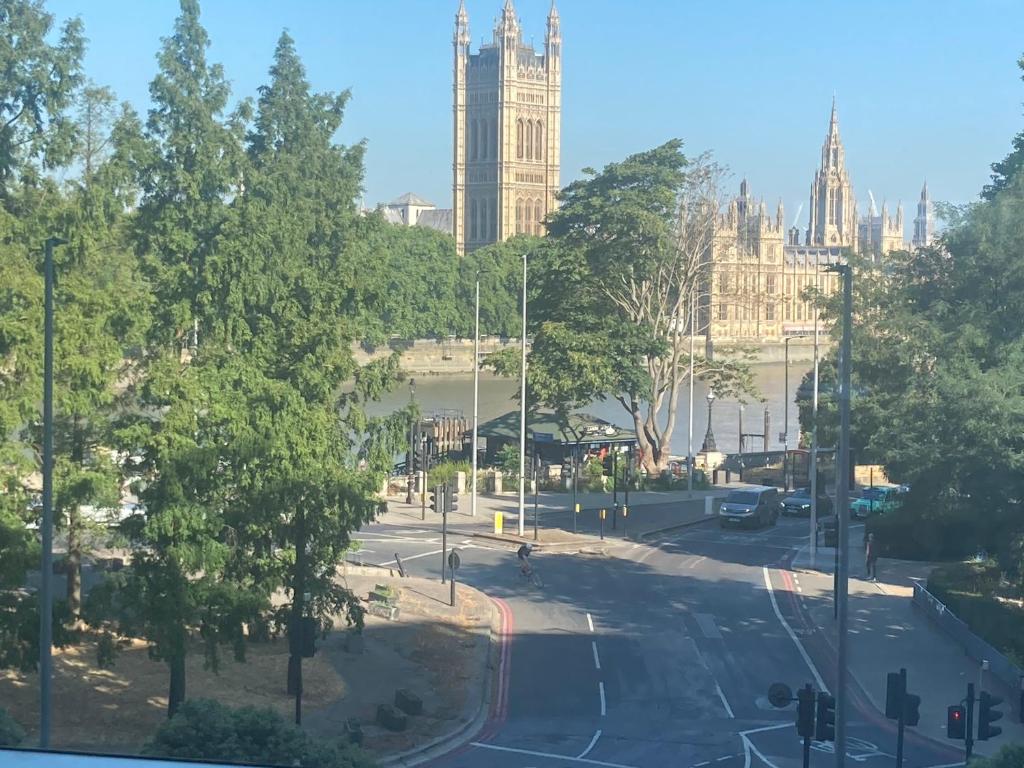 Luxury Designer Apartment River view of Parliament Westminster Big Ben., Londýn