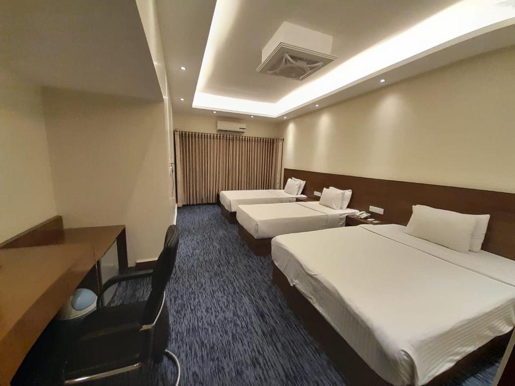 Richmond Hotel and Suites photo