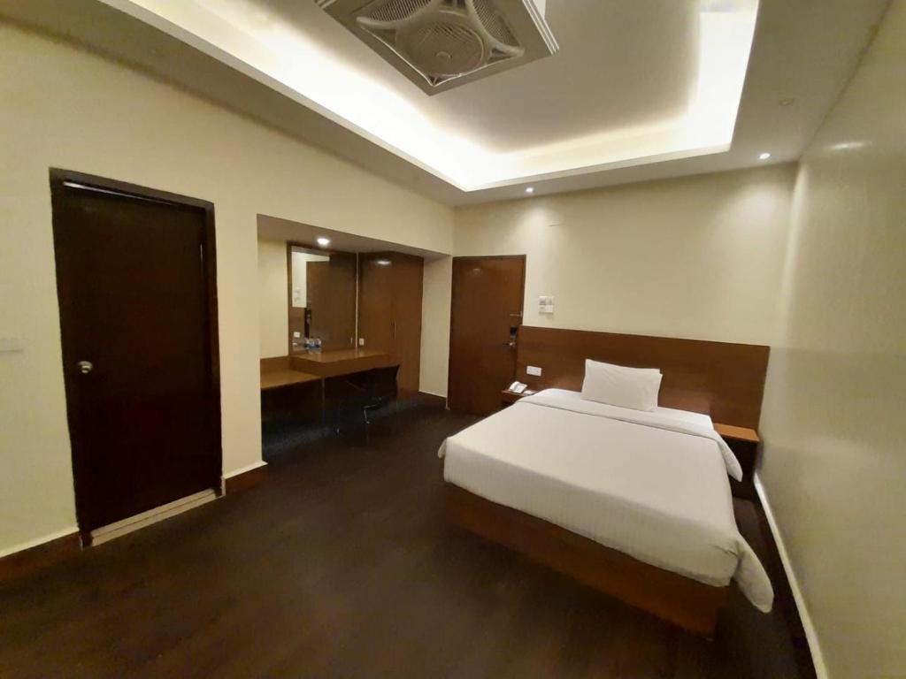Richmond Hotel and Suites photo