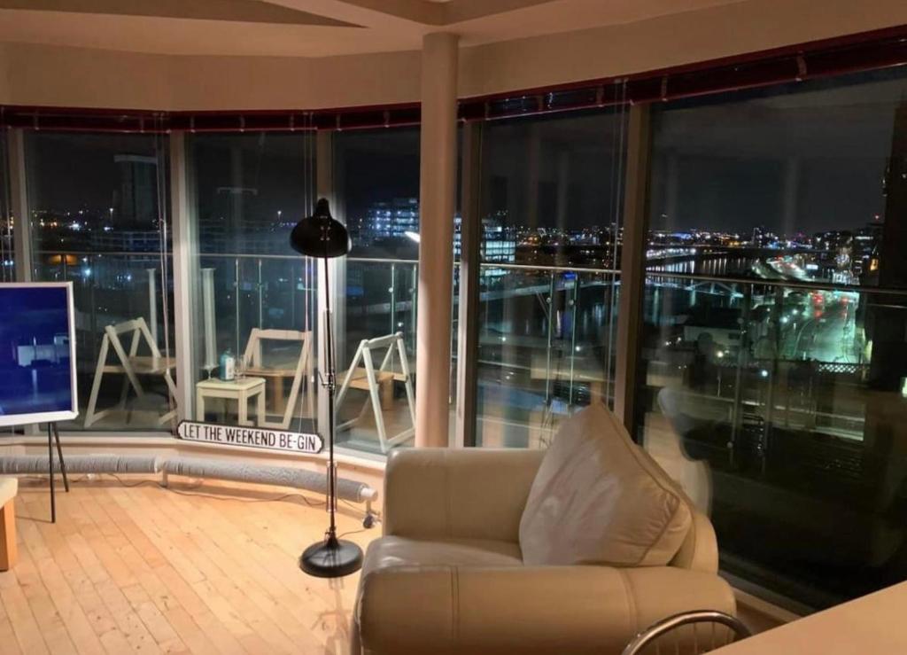 Designer Penthouse with Riverviews - G1 Glasgow City Centre, 3 Bedrooms, 2 Bathrooms, 1 Living room / Kitchen. Full Floor, Wrap Around Terrace, Panoramic Views, Off Central Station / Buchanan Street, Glasgow