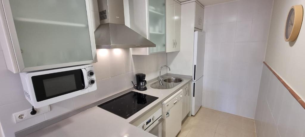 Apartamentos Paraiso Vera Playa, Ed Tahiti, Atico F de 2 dormitorios con piscina privada en solárium y barbacoa, pie de playa - 4