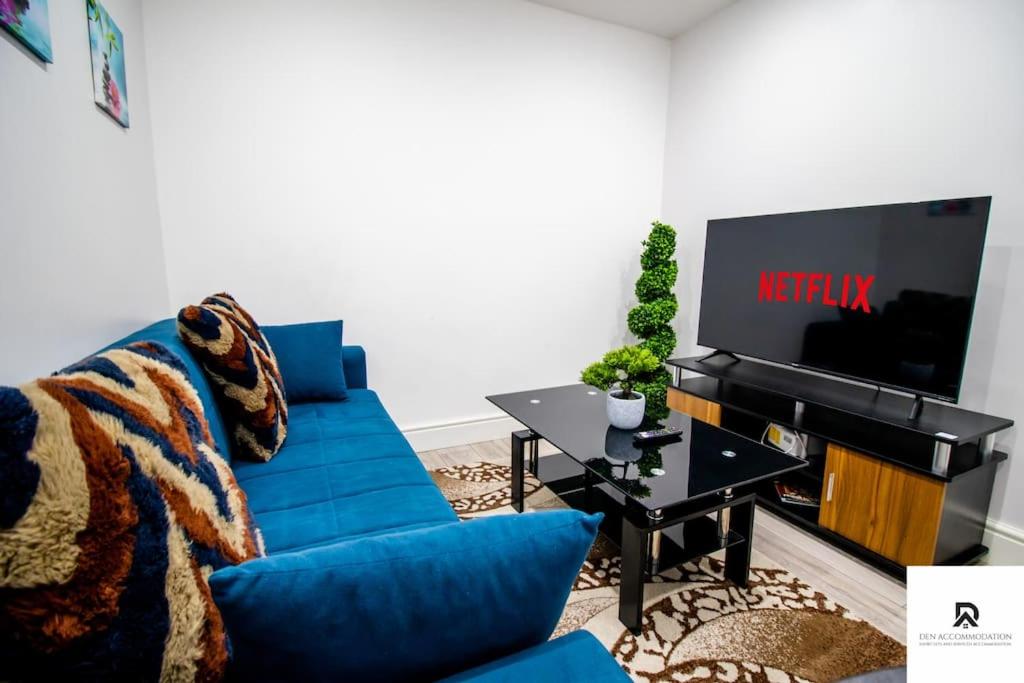 WEEKLY & MONTHLY STAY - Beautiful 2 Bed House with FREE Parking - Relocation, Business & Group - 5 Guests - By Den Accommodation Short Lets & Serviced Accommodation, Woolwich, Woolwich