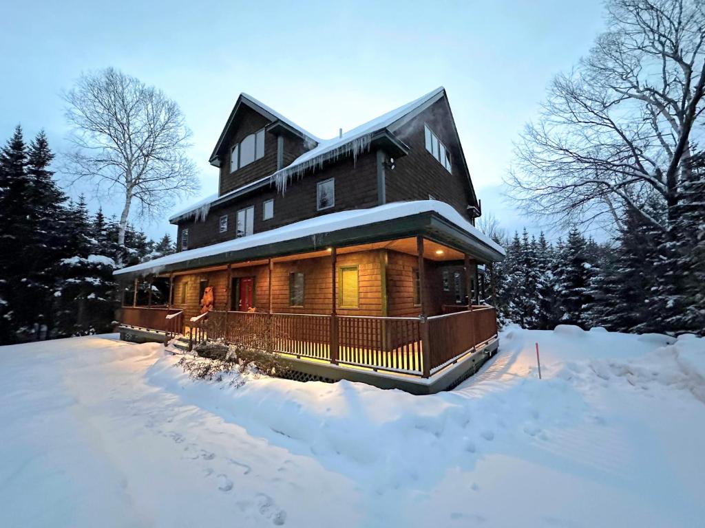 Spacious private home, ski views, pool table, ping-pong, privacy, steps to Mt Wash Hotel, Carroll