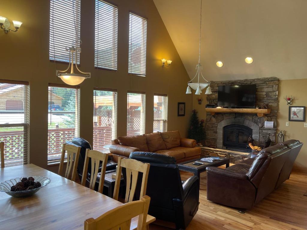 Mountain Cardinal With High Speed Wifi, Red River