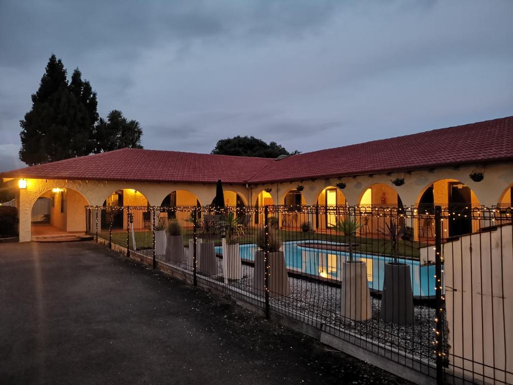Captains Quarters Motor Inn — Hotel in Cambridge