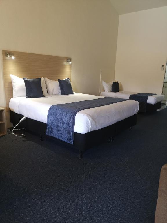 Captains Quarters Motor Inn photo