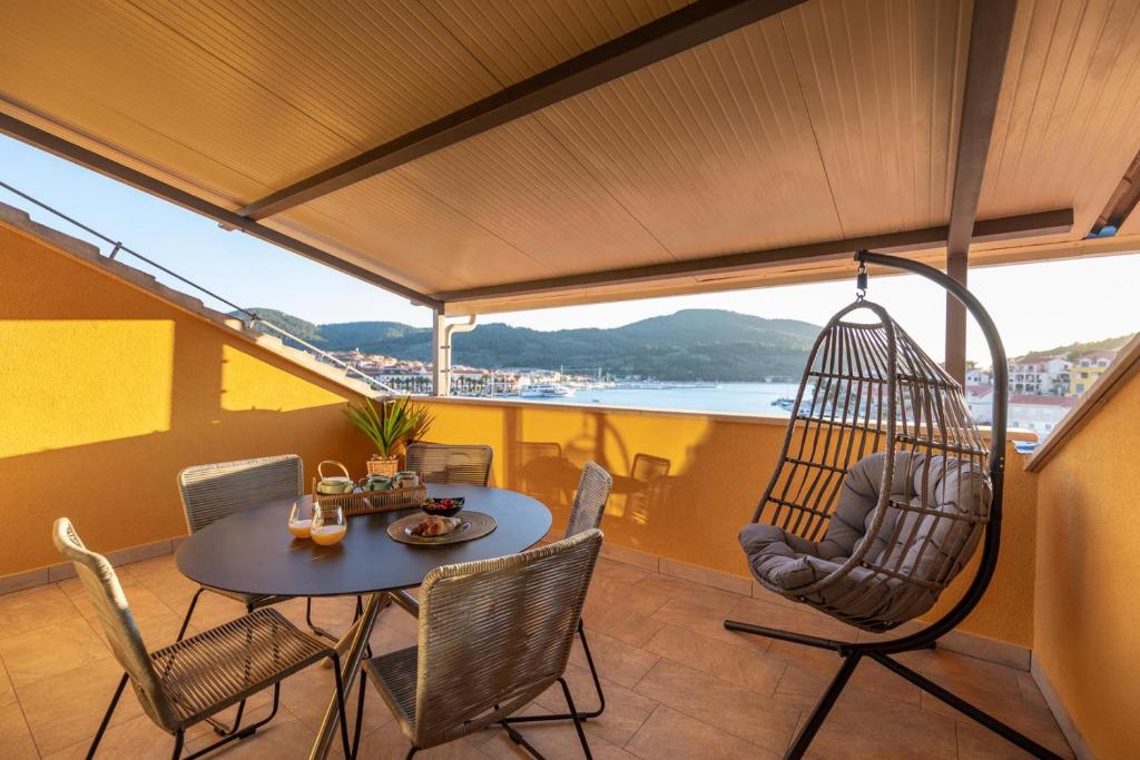 PENTHOUSE J&A, Vela Luka