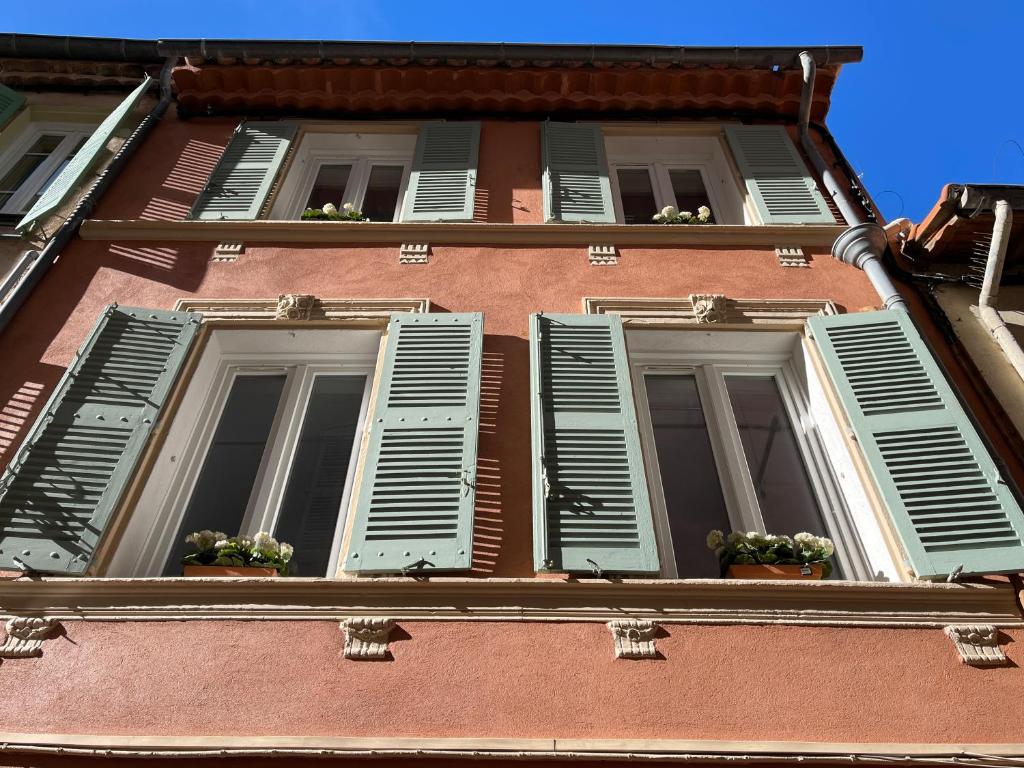 Rue Guillaumont heart of old Antibes - 3