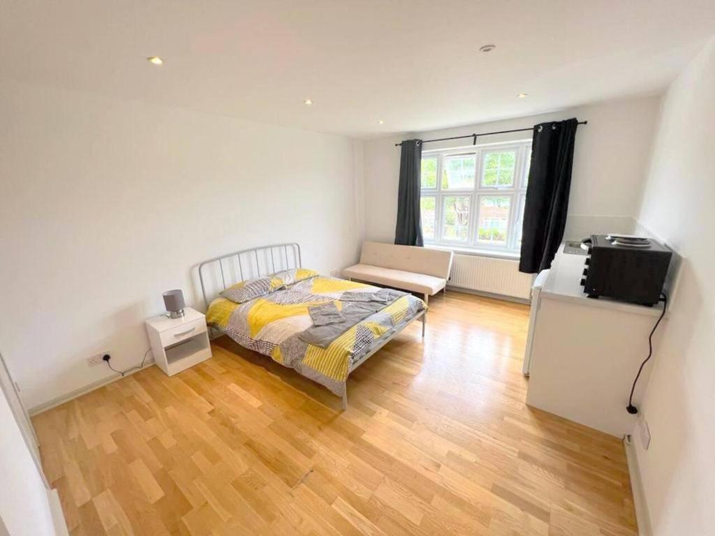 Large Triple Studio in South London Sutton Apartment in Sutton