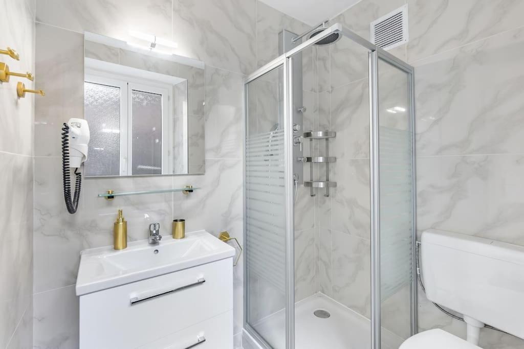Exquisite one-bedroom apartment on Av du Casino - 2