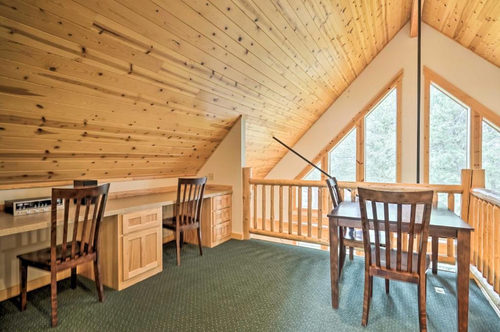 Chalet at Running Y Resort with Wraparound Deck 전경