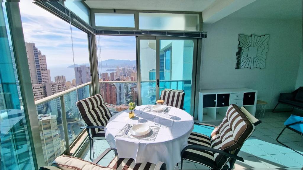 Skyline 14 Large and sunny all-day balcony with stunning sea views, Benidorm
