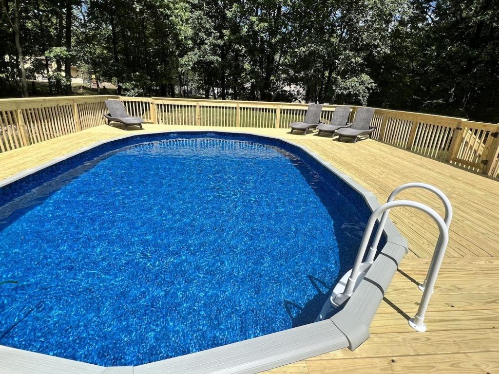AMAZING Home with PRIVATE POOL, GAME ROOM & FIRE PIT!, East Stroudsburg