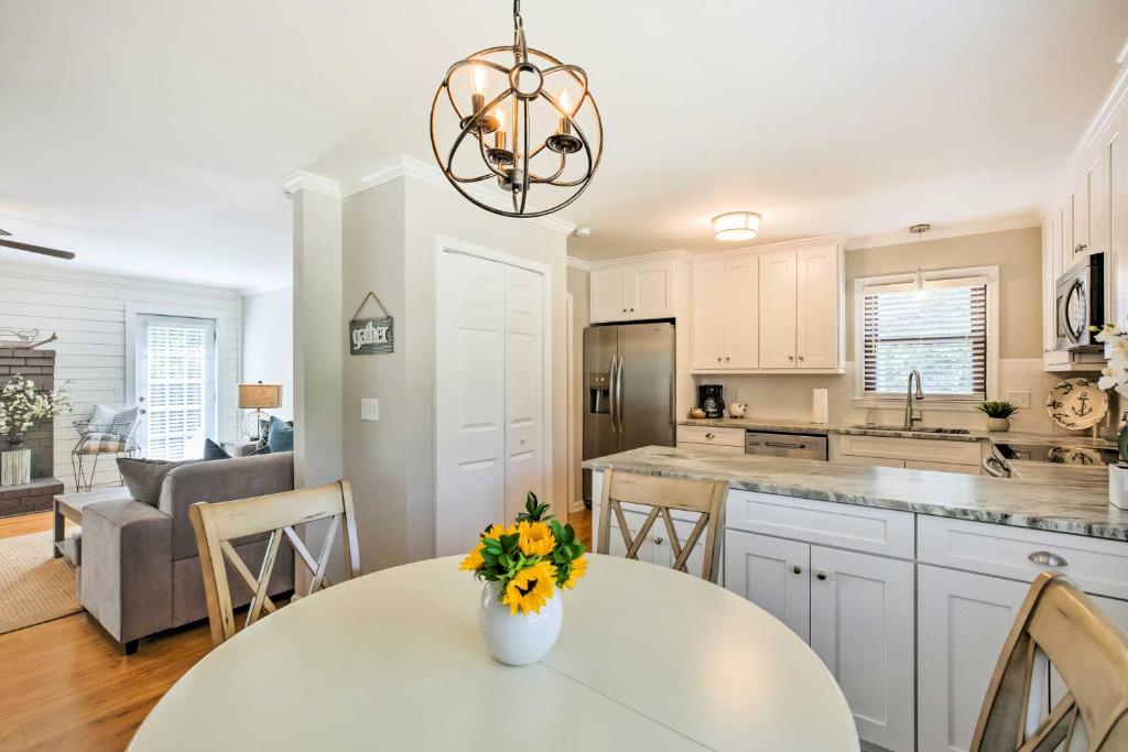 Modern Southern Comforts Home Near Charleston 전경