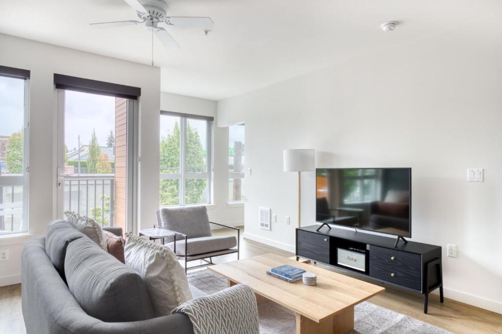 Ballard 2br w shops BBQ lounge near Zipcar SEA-467