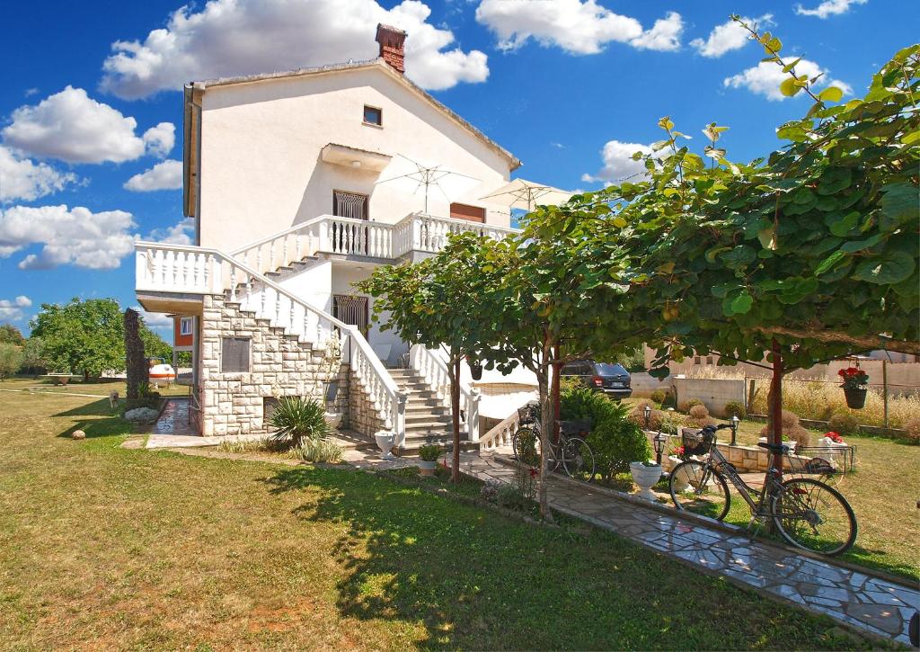 Apartments with parking space Fazana - 20637, Fažana