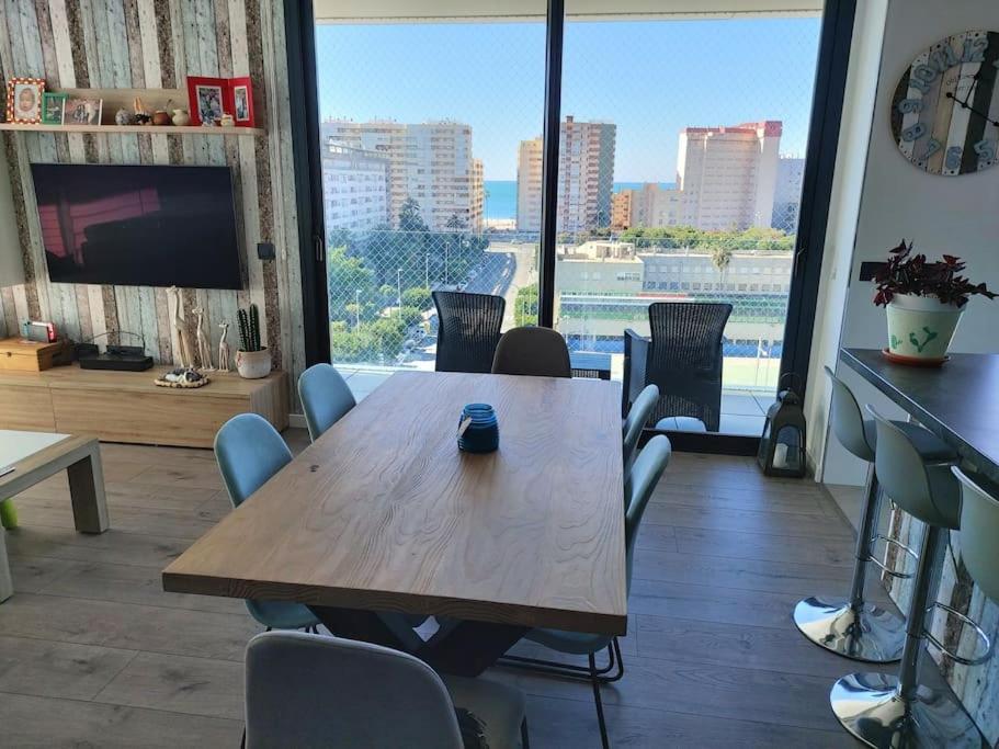 Torre D'Arenas, playa Victoria, piscina y parking, Cádiz