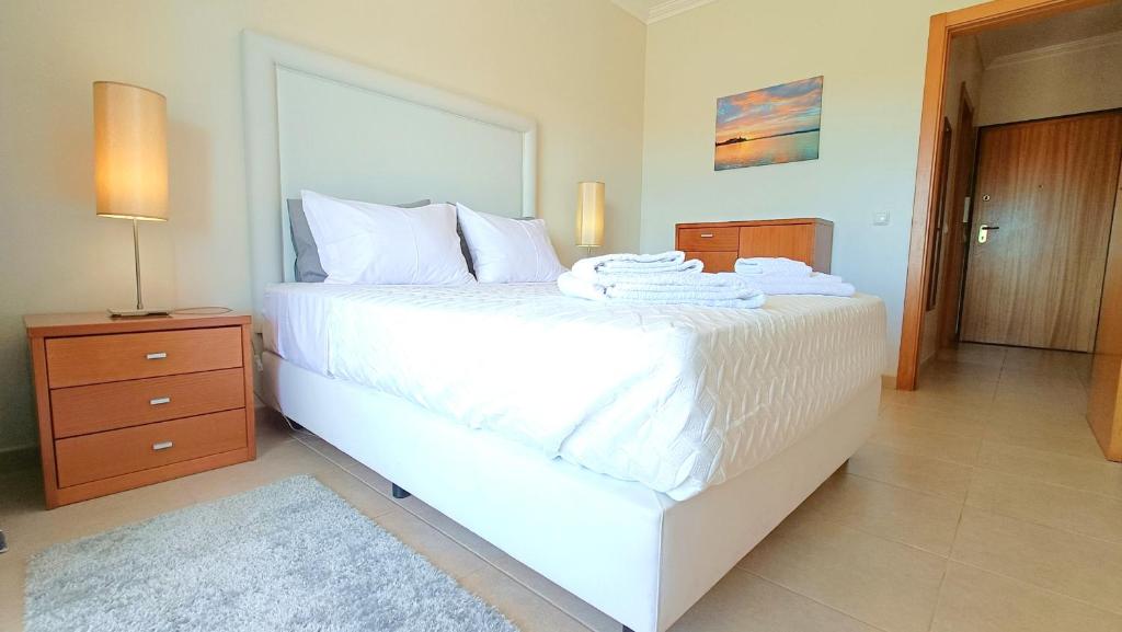 Flamingo View - POOL + WIFI + AC, Portimão