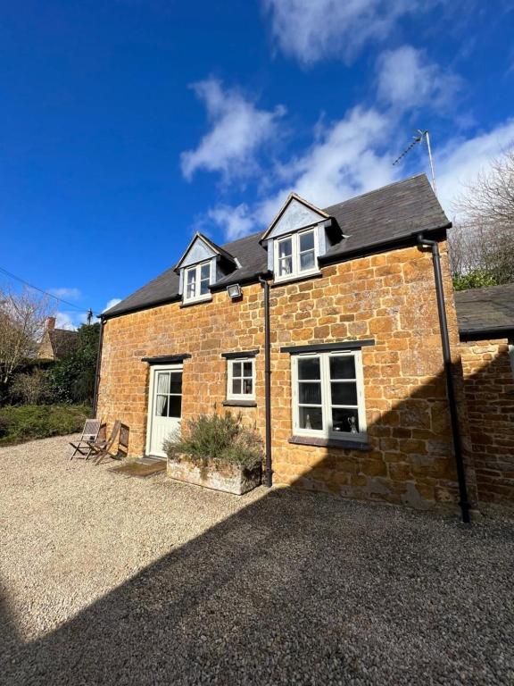 Charming Cotswold stone cottage in the Oxfordshire countryside, Banbury