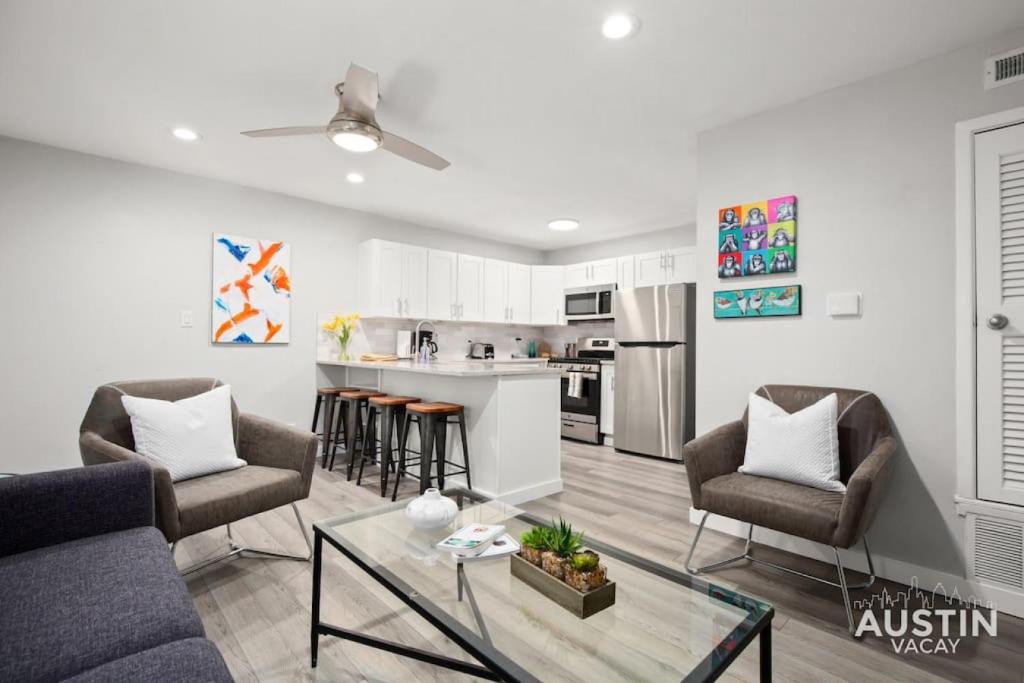 Recently Renovated Clarksville Apt for 4 and Parking, Austin