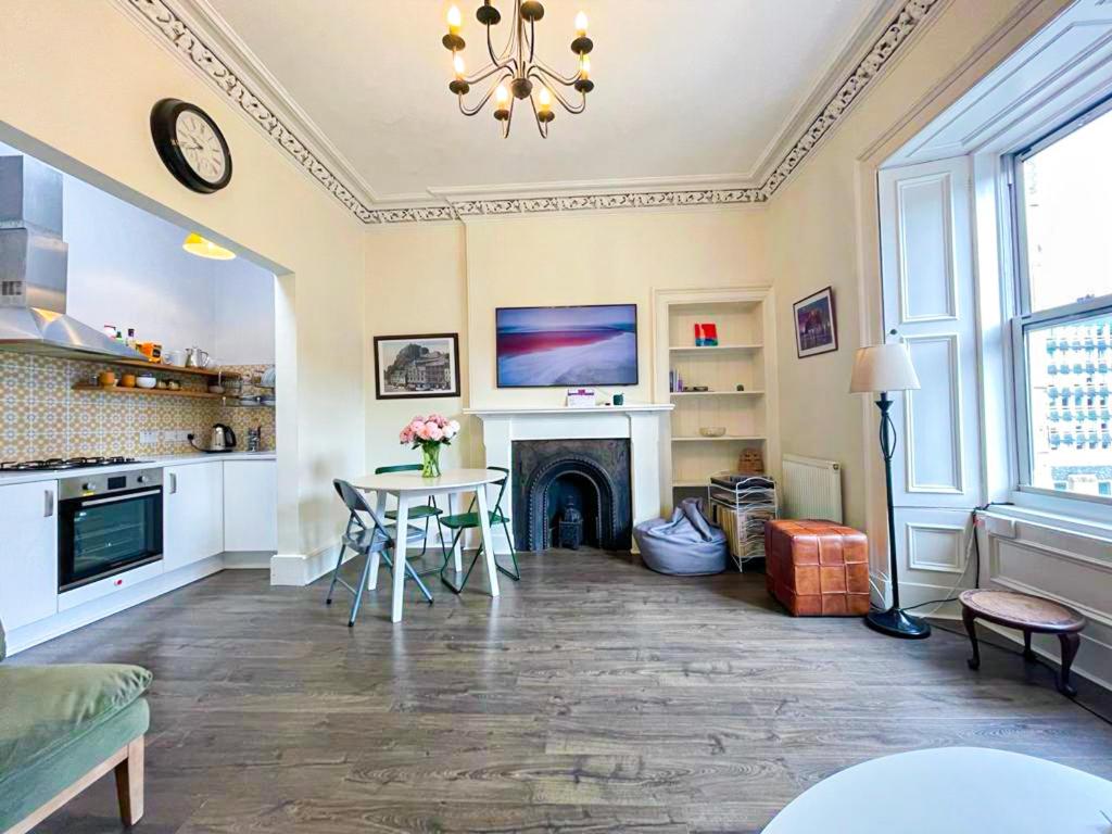 Open Plan 2 Bed Apt, Near Edinburgh Castle, Edinburgh