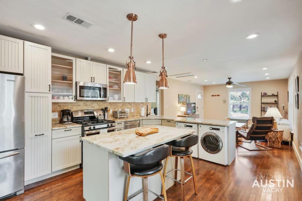 Sizable Screened in Porch w Luxury Kitchen and Bath, Austin