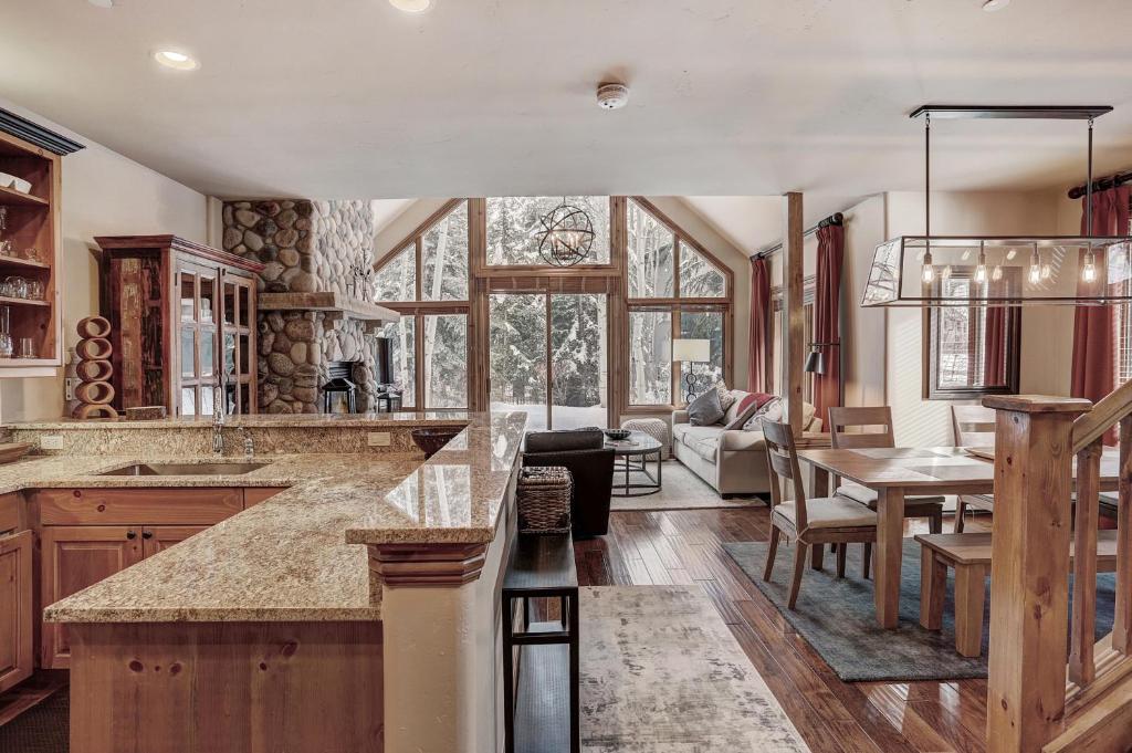 High Ceilings, Natural Light- 3 Bedroom Arrowhead Village Condo