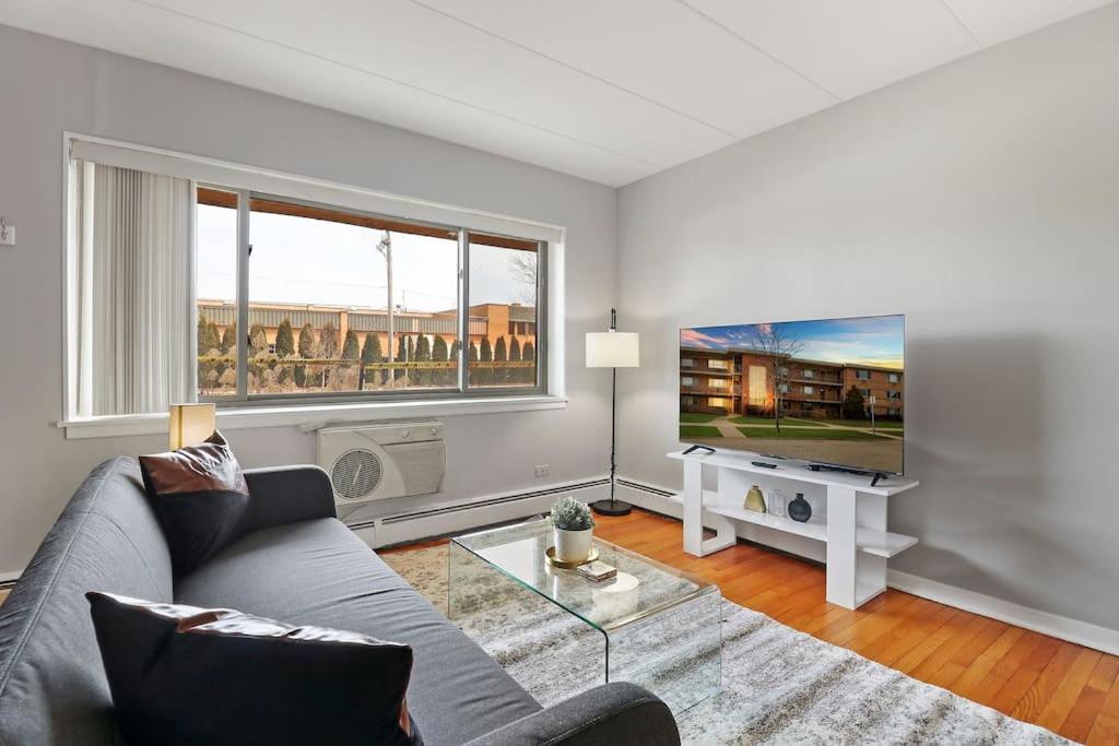 Calm & Cozy 1BR Apt in Arlington Heights - Salem 5A, Arlington Heights