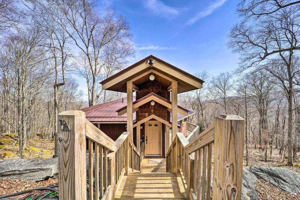 Beech Mountain Cabin with Deck Half-Mi to Skiing, Beech Mountain