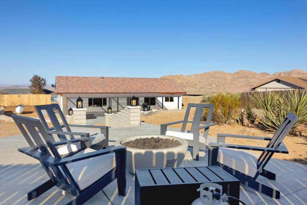 Of Wine & Gods - Hot Tub, BBQ and Fire Pit! home, Joshua Tree