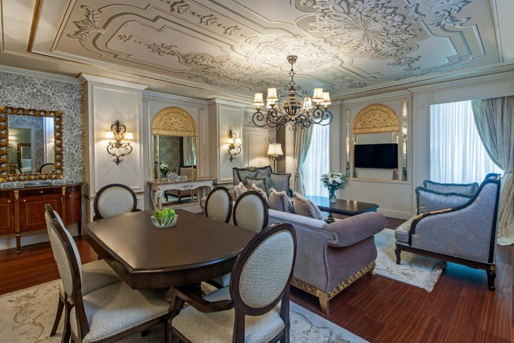 ห้องส่วนกลางสำหรับนั่งเล่น/ดูทีวี