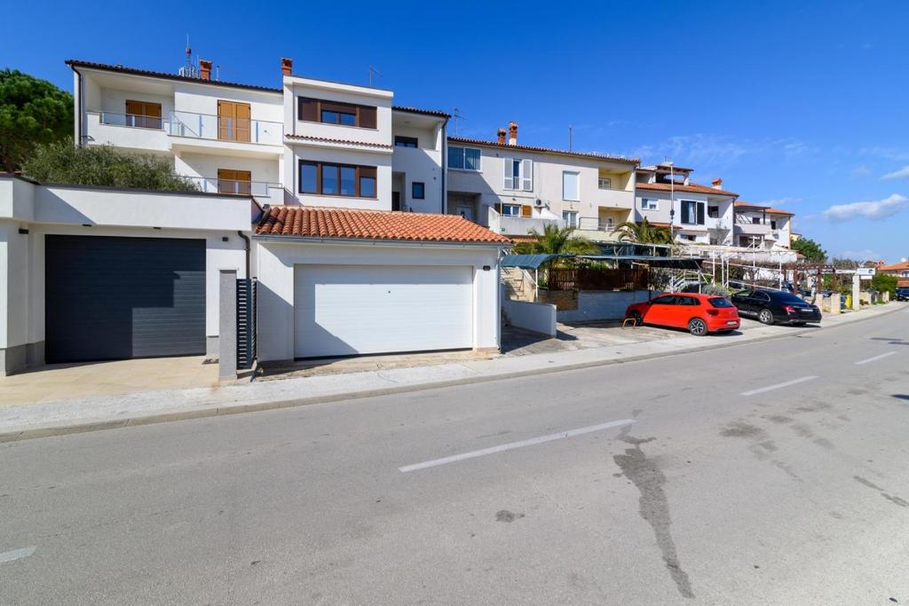 Apartments with parking spaces Pula - 20625, Pula