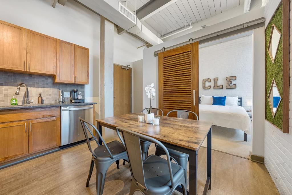 Industrial Loft Apartments in the Beautiful Superior Building Minutes from FirstEnergy Stadium 319 — Hotel in Cleveland (OH)