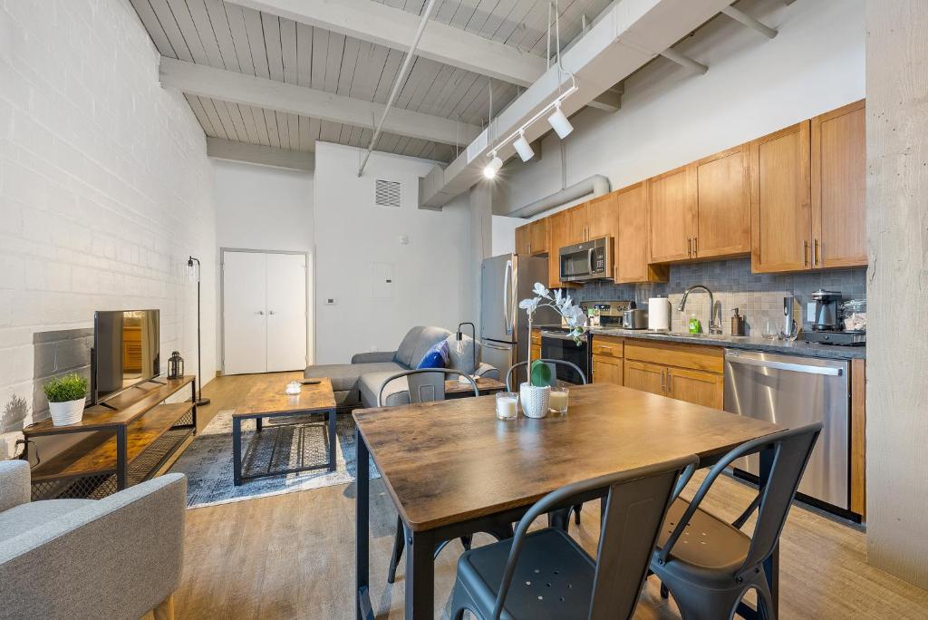 Industrial Loft Apartments in the Beautiful Superior Building Minutes from FirstEnergy Stadium 319 photo