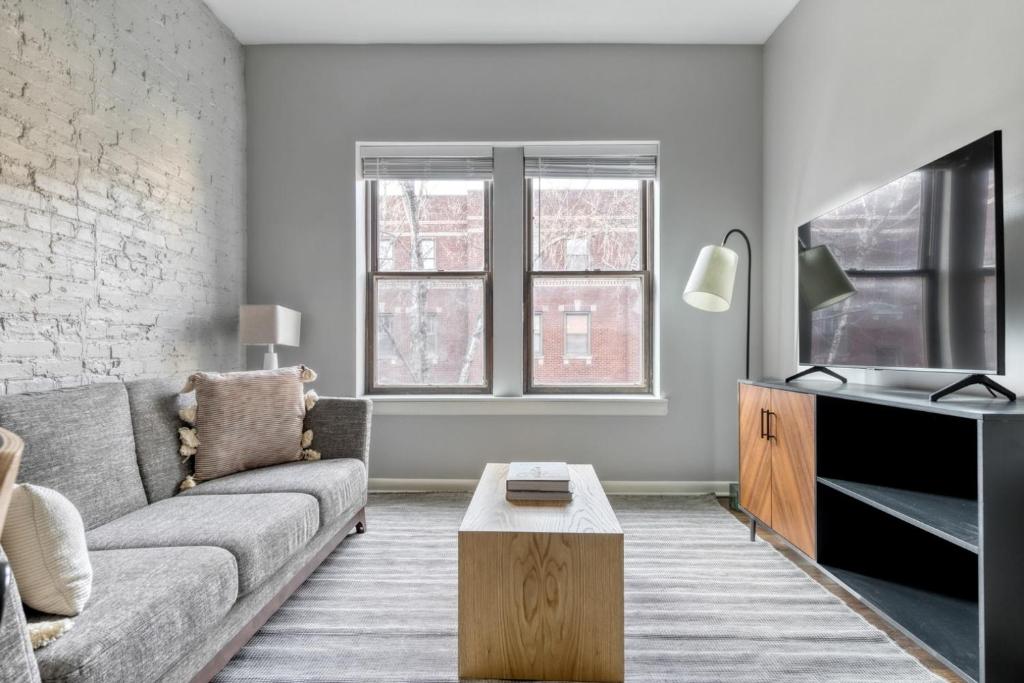 Lakeview 2BR w Courtyard WD 2 blocks to L CHI-517, Chicago