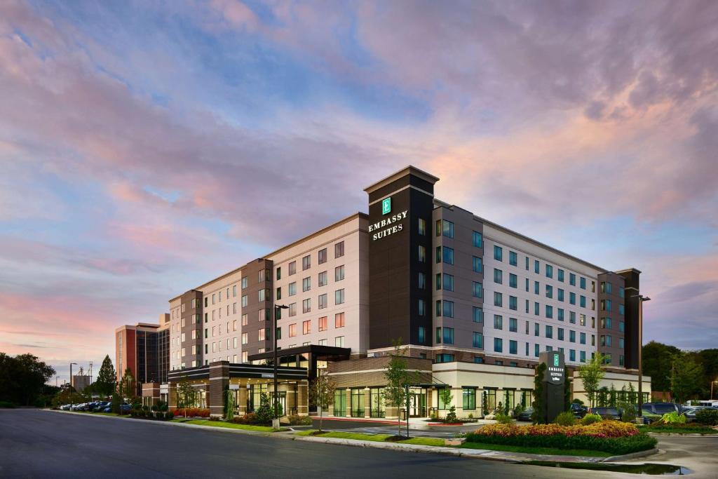 Embassy Suites by Hilton Atlanta Airport North photo