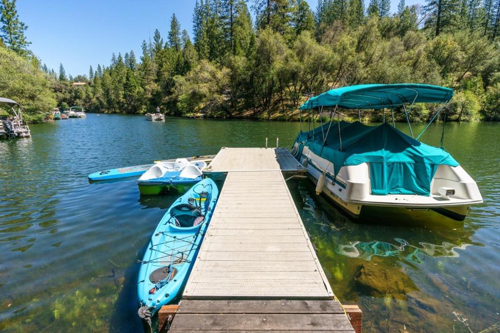 Getaway Cove Chalet Lakefront Home