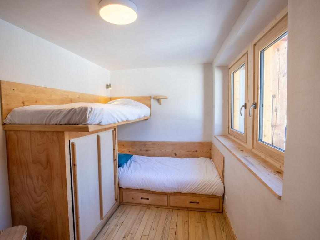 Chalet spacieux à Méribel avec terrasse ensoleillée et cheminée - 4