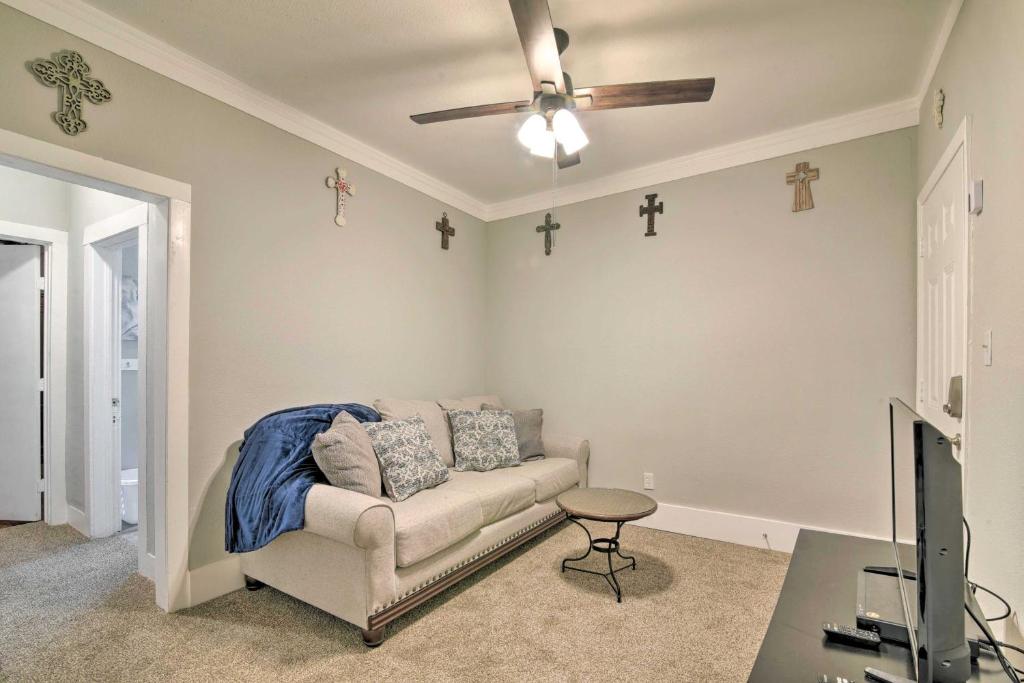 Convenient Apt with Golf Carts and Grill Access!, Galveston