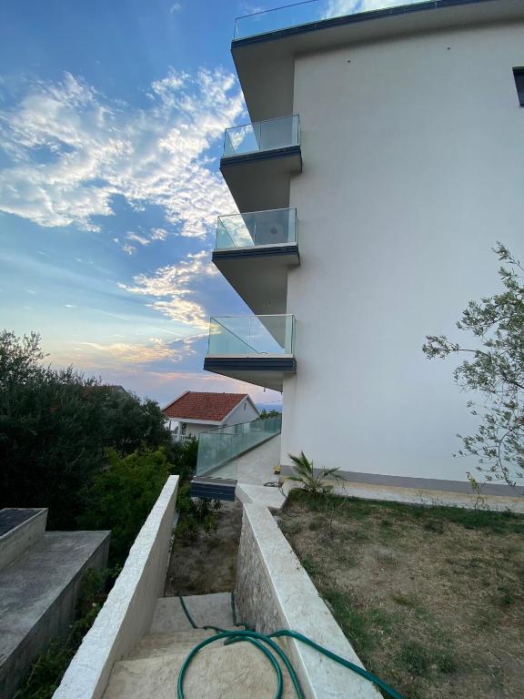 A. Montenegro - 2