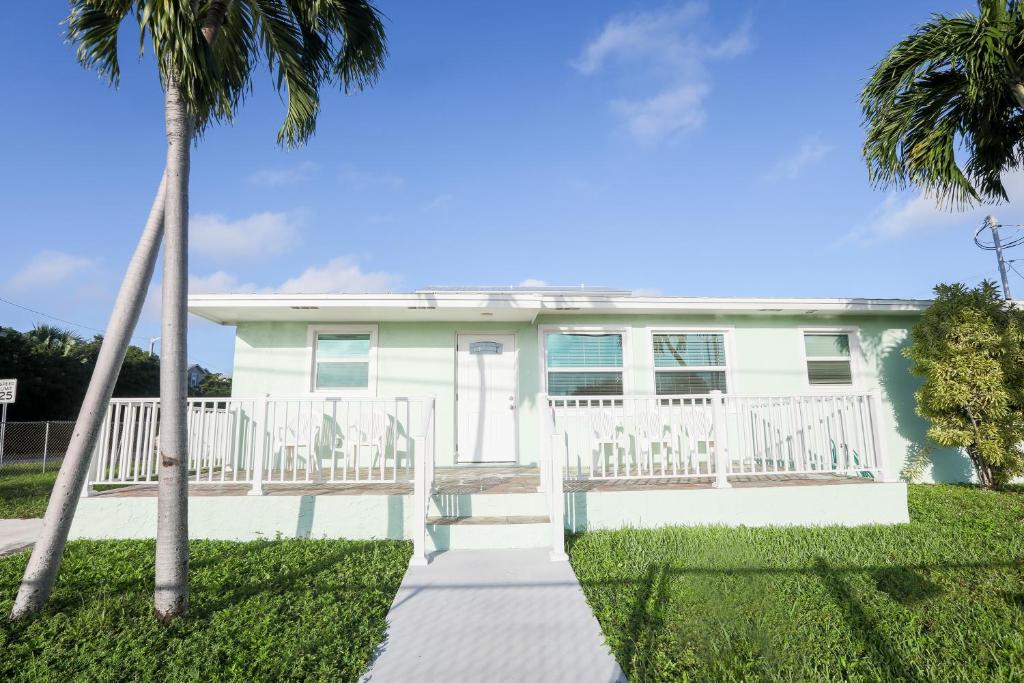 The GUAVA DUFF - Beautiful KW home with space to chill & lots of FREE PARKING!!, Key West