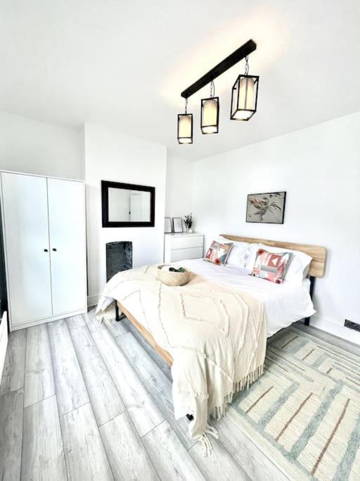 Spacious Modern Victorian House in Rochester, Wainscot